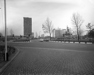 802979 Gezicht op het 24 Oktoberplein te Utrecht met op de achtergrond de Beneluxlaan.